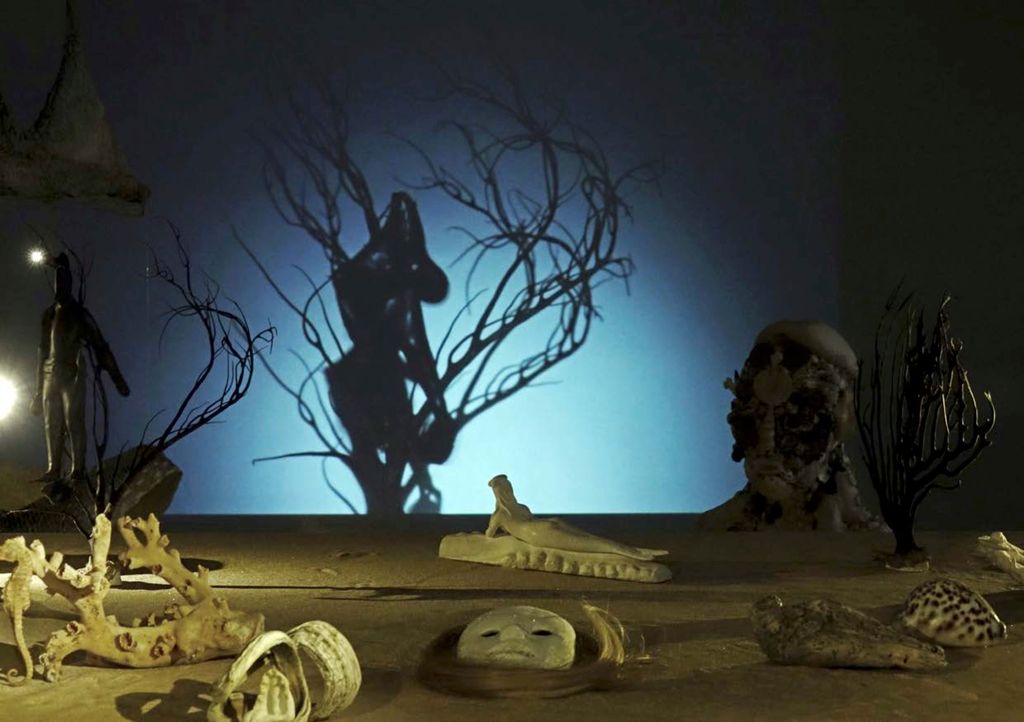 'Sjö blå bakgrund', ett konstverk av Tilda Lovell 