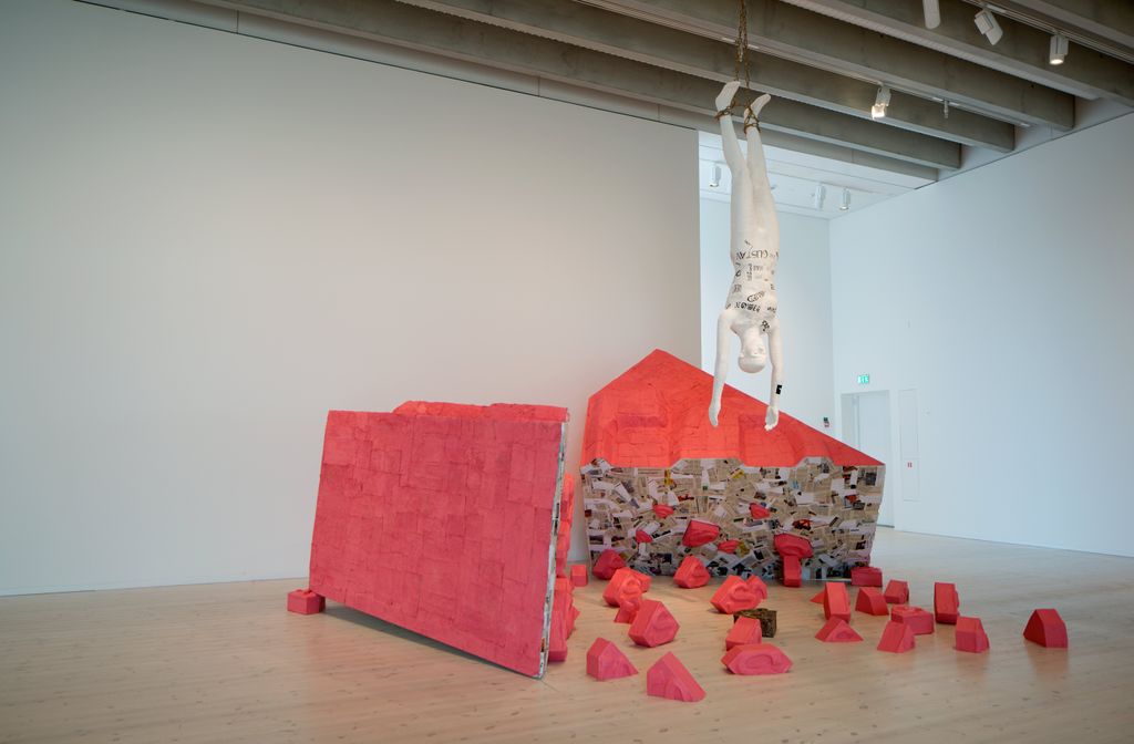 'Pink superman', 2018, ett konstverk av Emil Carlsiö