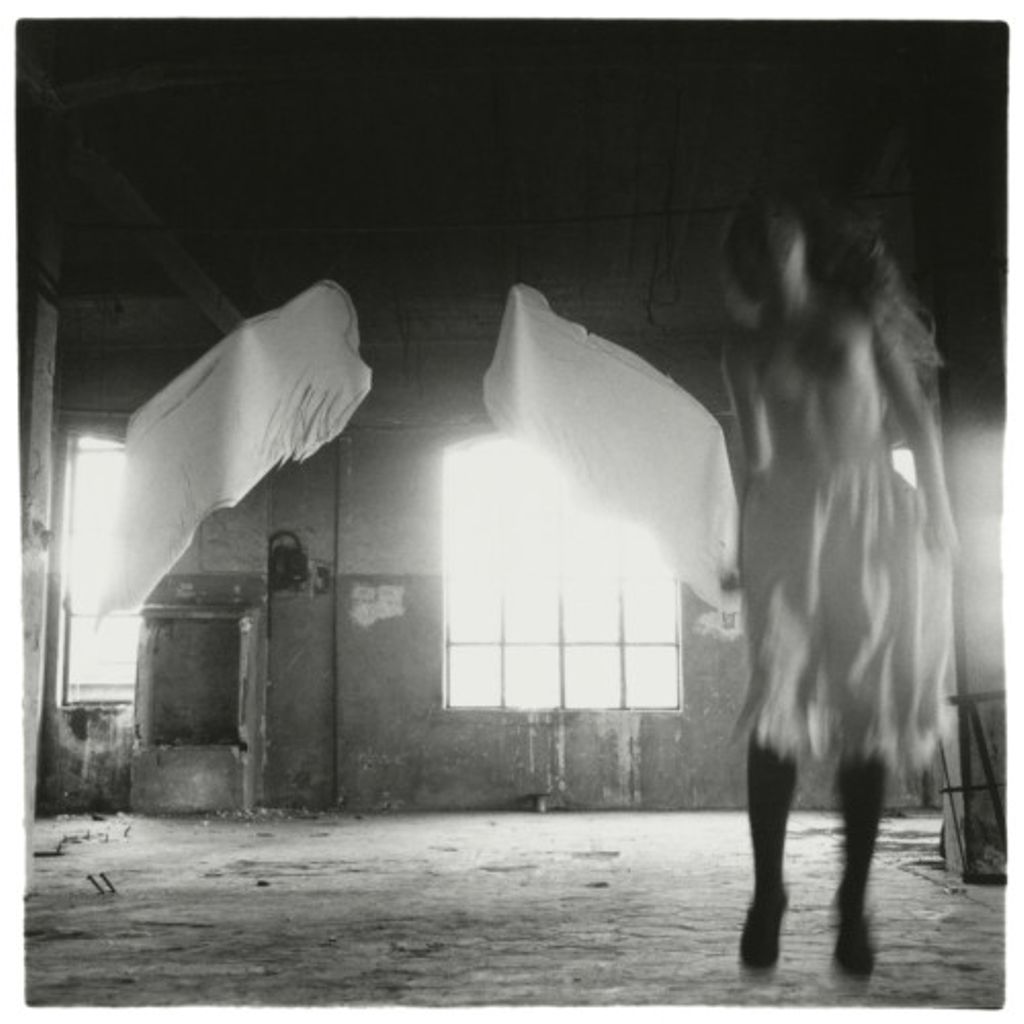 'From Angel series', 1977, ett konstverk av Francesca Woodman