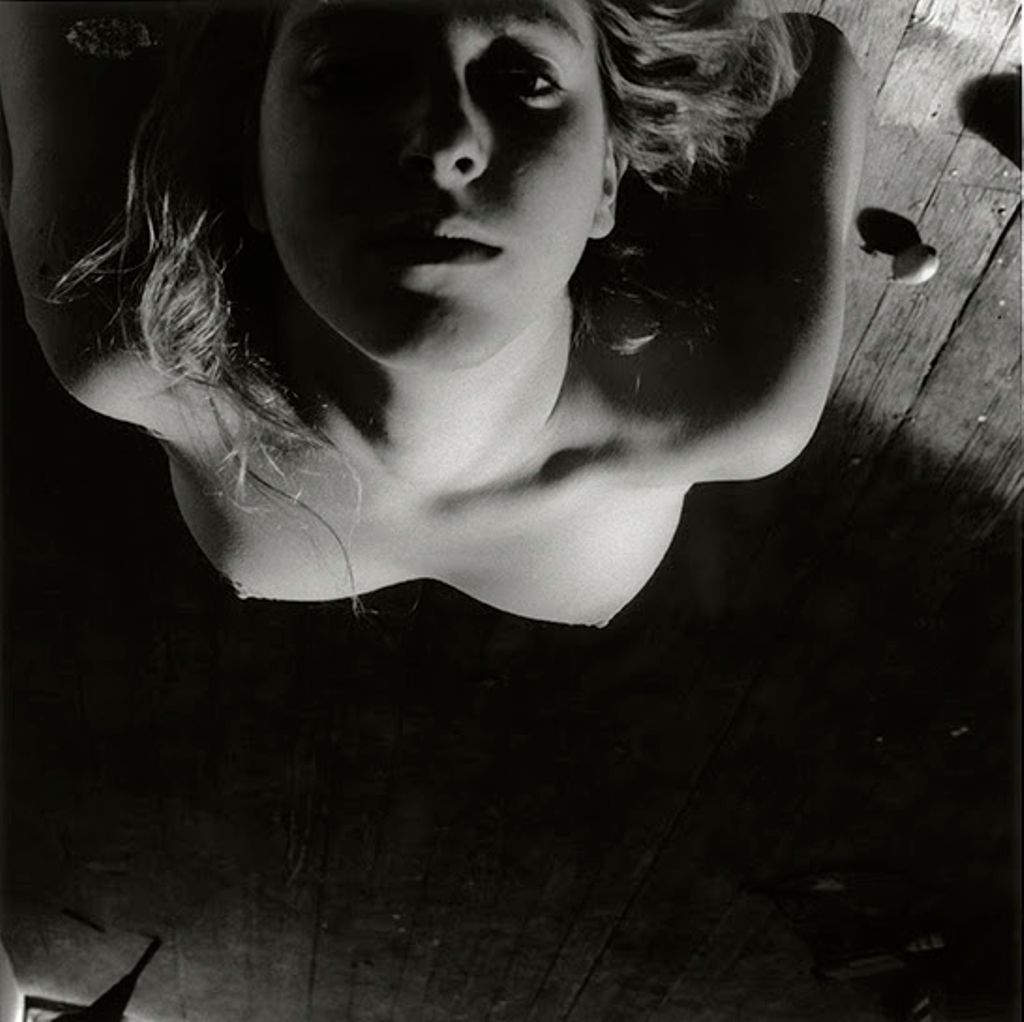 'On Being an Angel #1', 1977, ett konstverk av Francesca Woodman