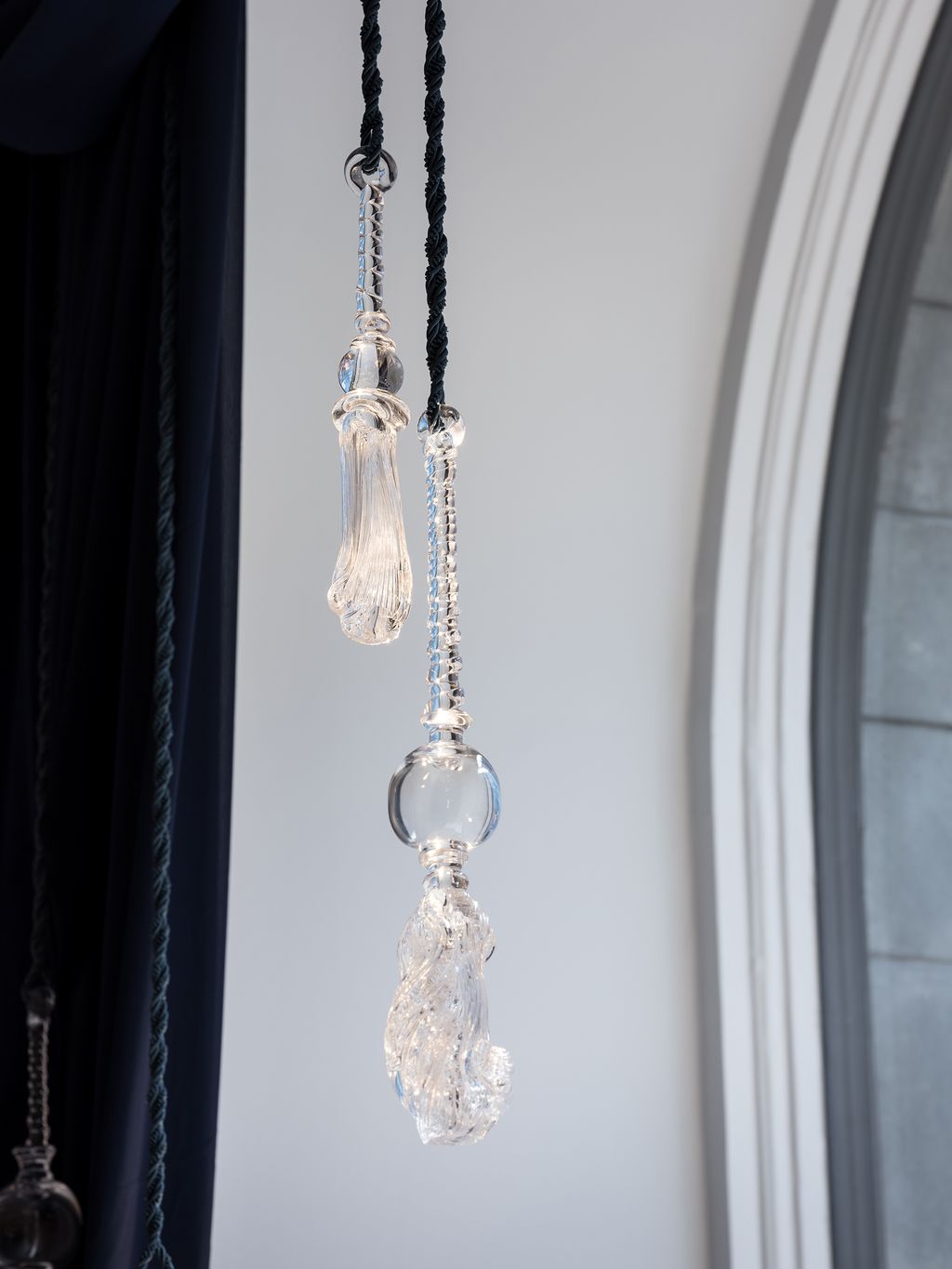 'Glass tassels', 2017, ett konstverk av Kristin Larsson