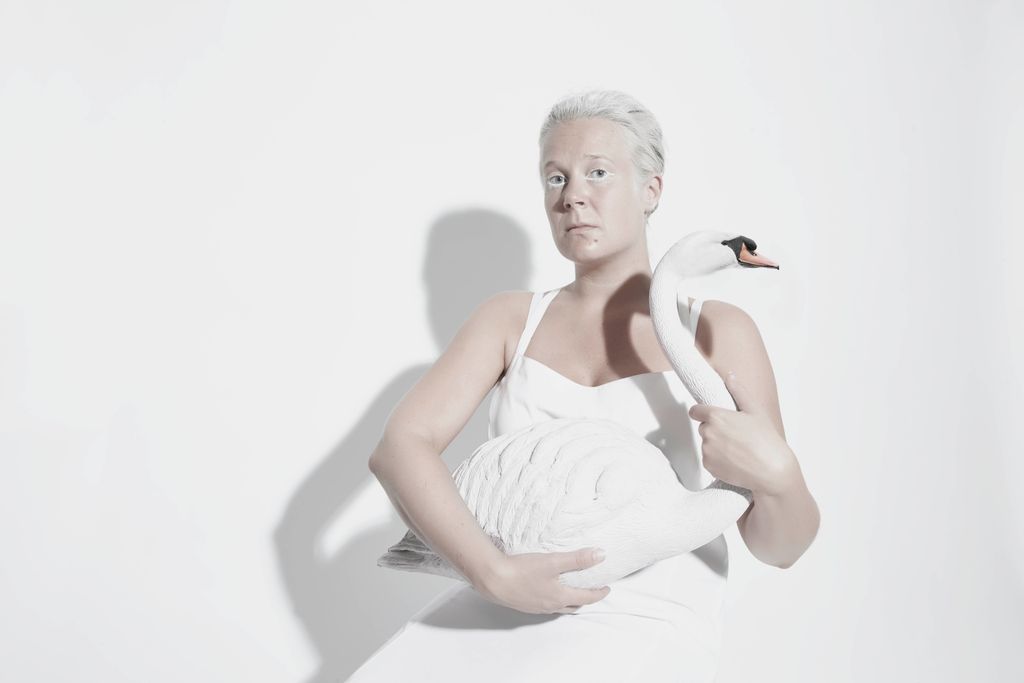 'The Swan Woman, I', 2018, ett konstverk av Rebecka Pershagen
