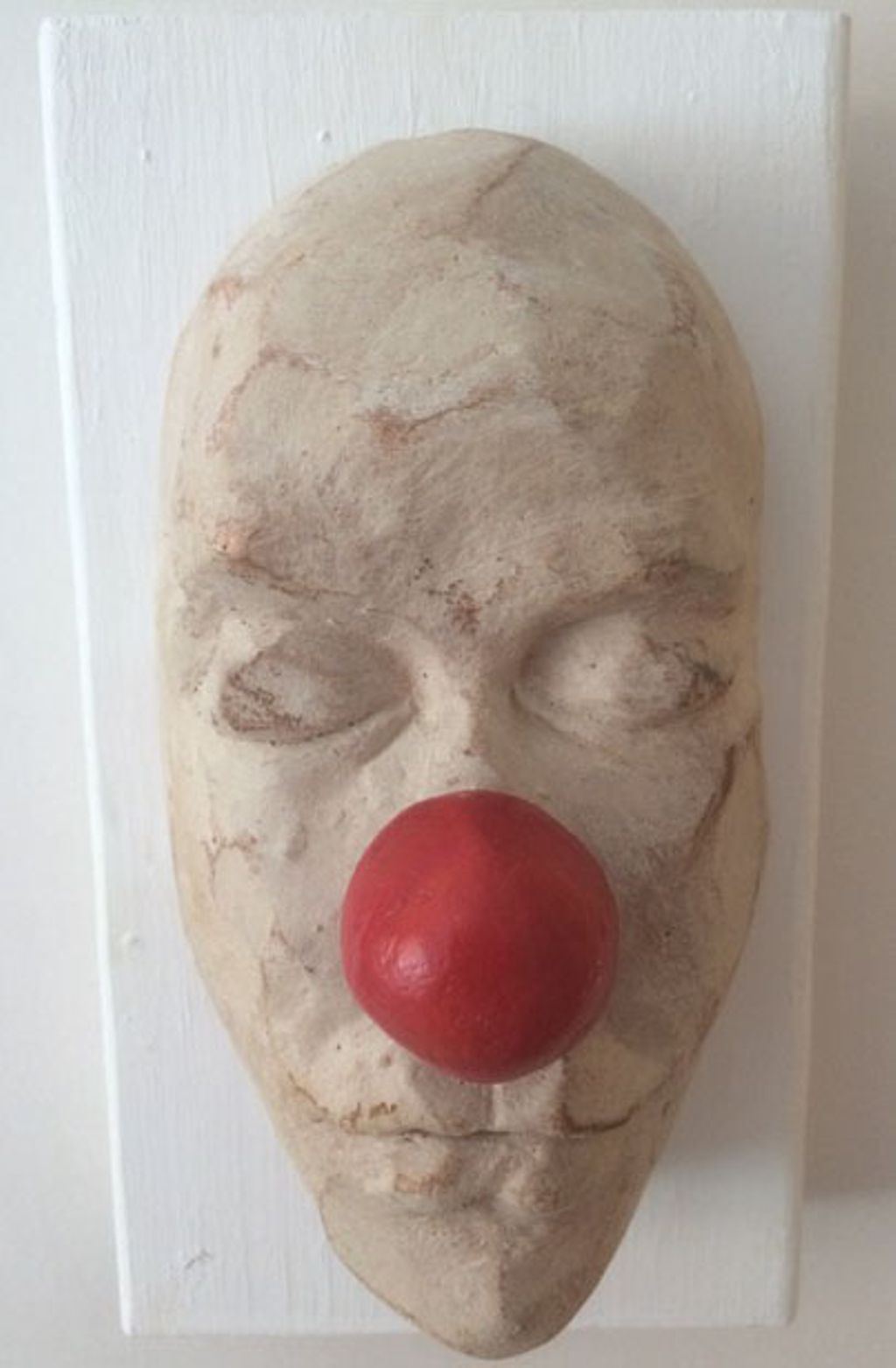 'Lergods "I clownen gömmer jag mig"', ett konstverk av Carola Edlund