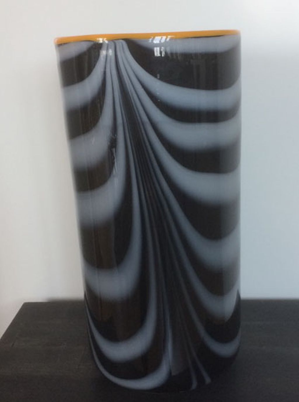 'Glasvas "Zebra"', ett konstverk av Rolf Sinnemark