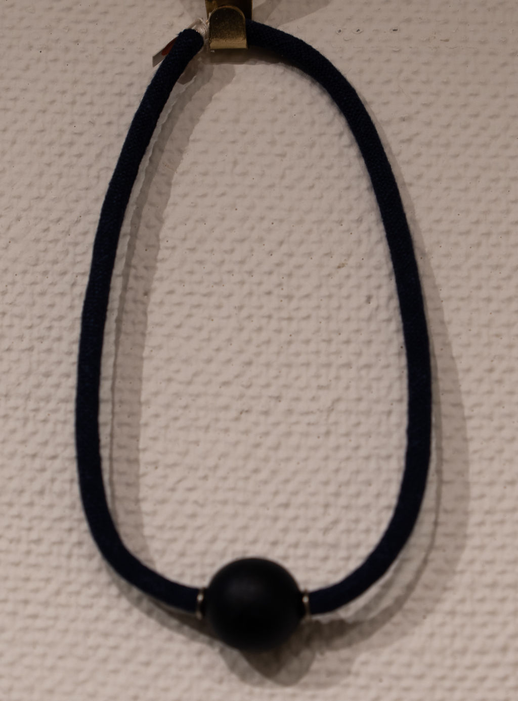 'Blått halsband med kula 41 cm', ett konstverk av Helena Svahn