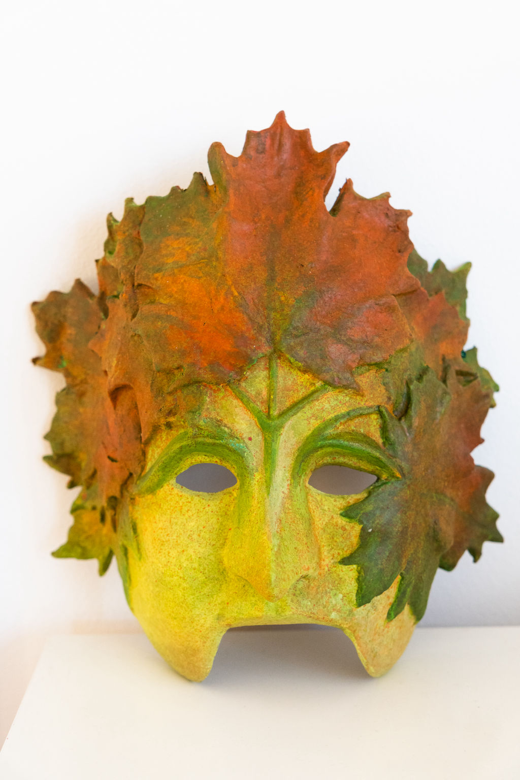 'Höstmask i papier maché 22x24 cm', ett konstverk av Karin Magnusson
