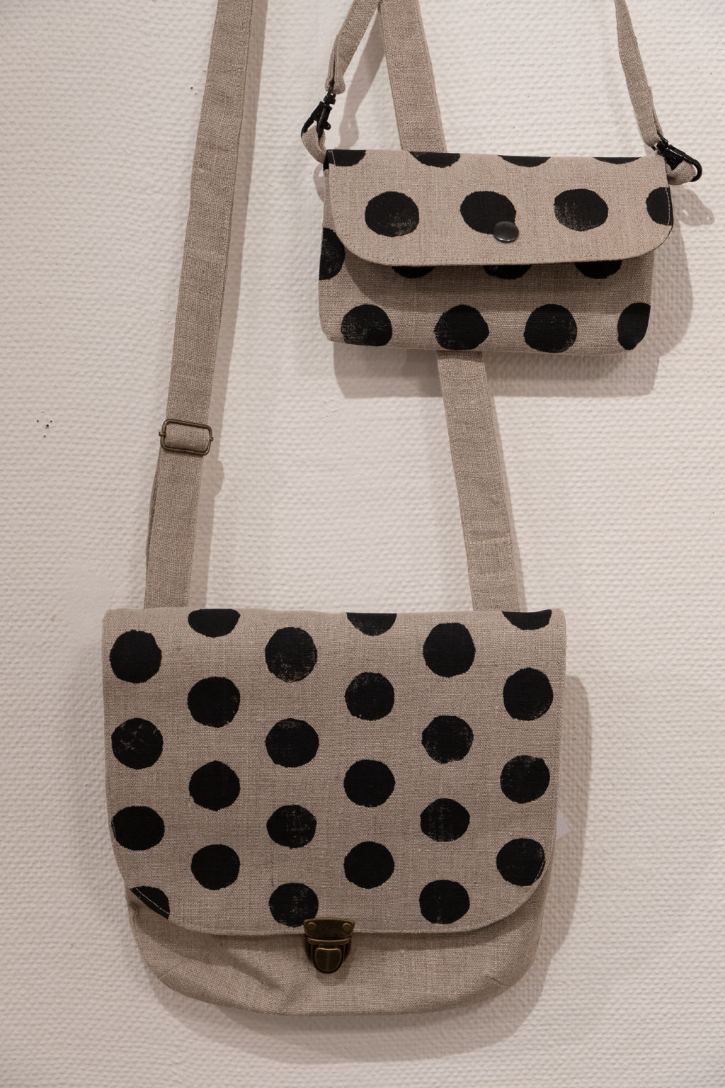 'Väskor i handtryckt linne 25x26 cm & 11x19 cm', ett konstverk av Helena Svahn