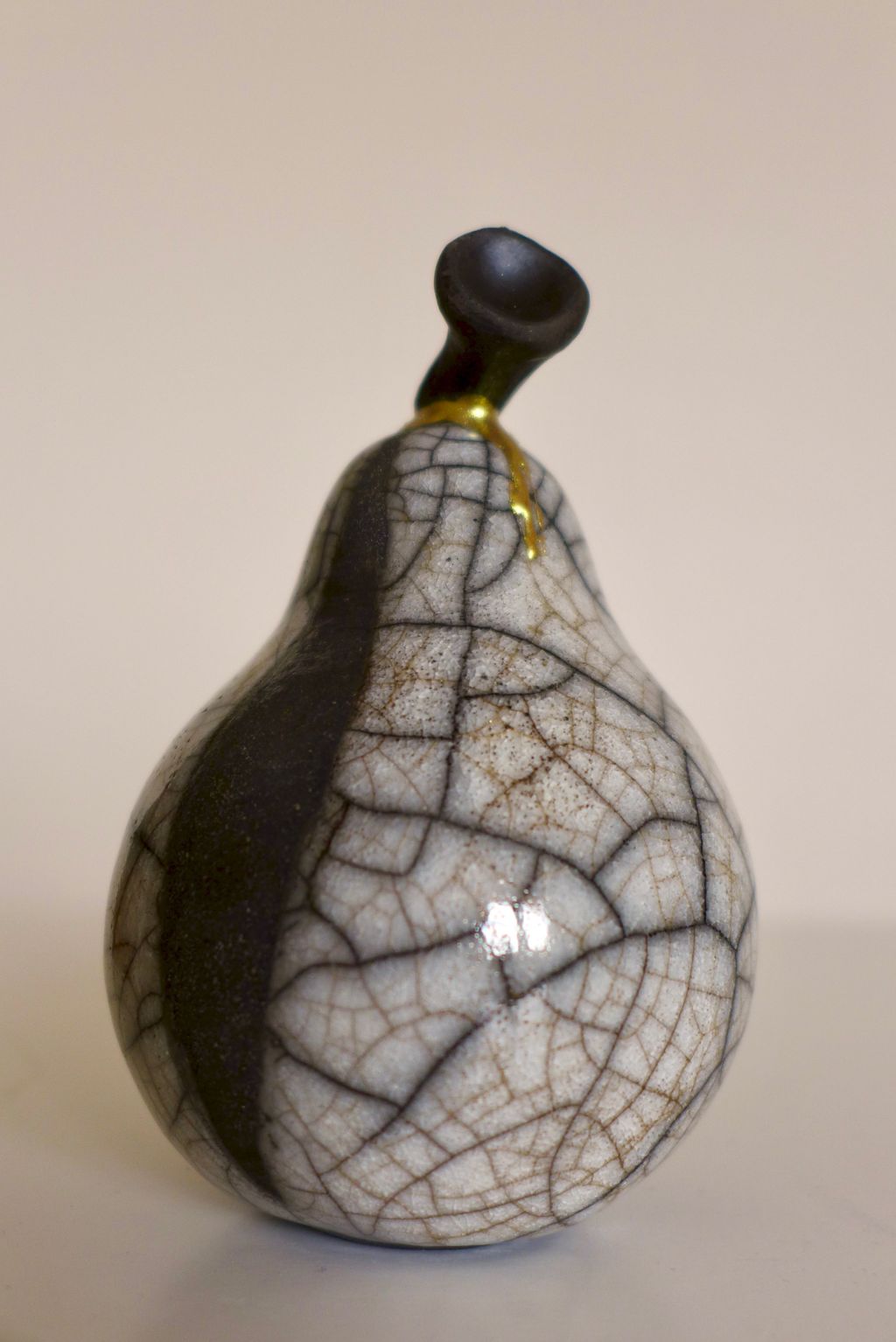 'Päron, raku', ett konstverk av Malin Blomqvist