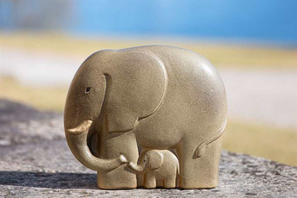 'Elefant med bebis', ett konstverk av Lisa Larsson