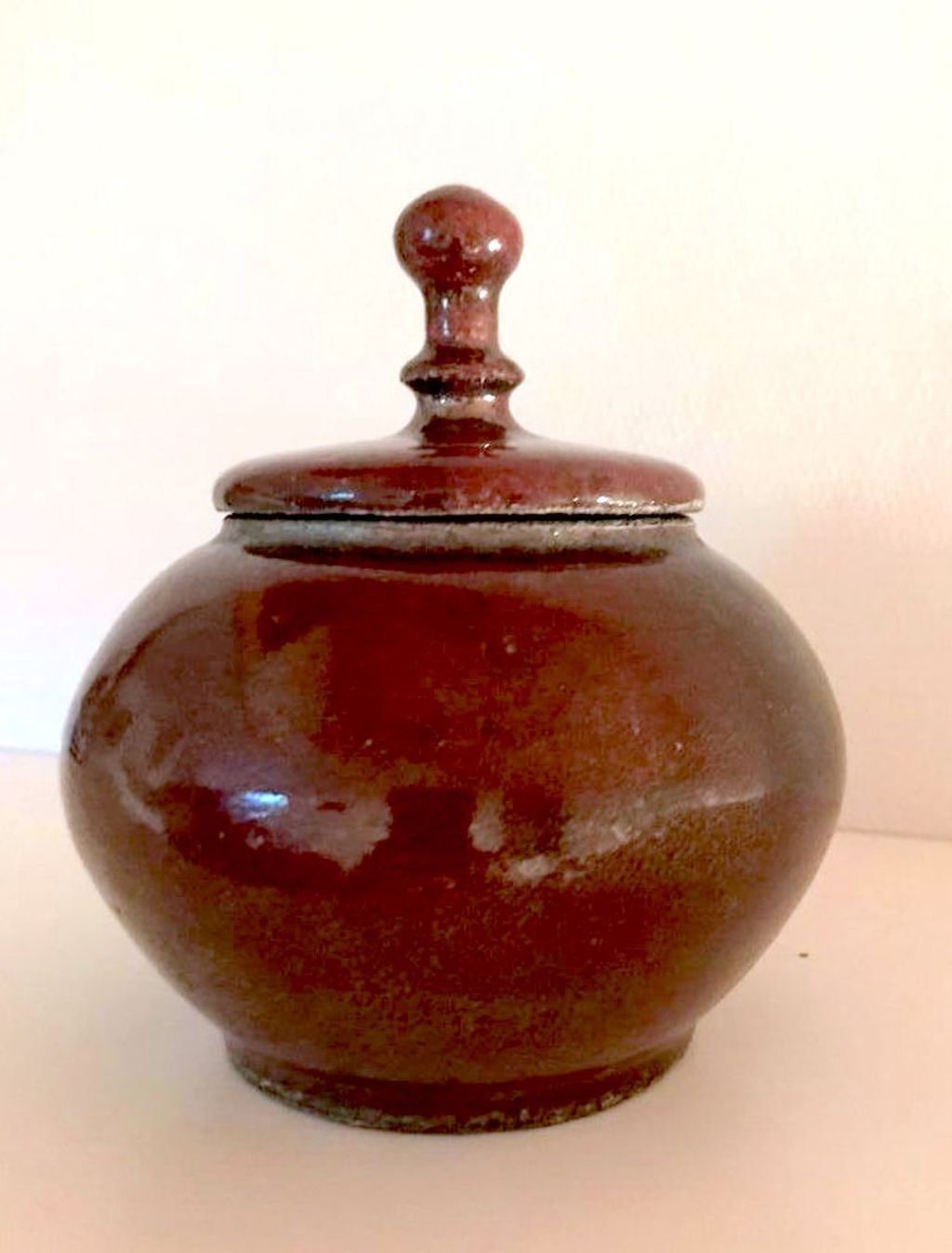 'Rakuburk Röd', ett konstverk av Karin Lodin