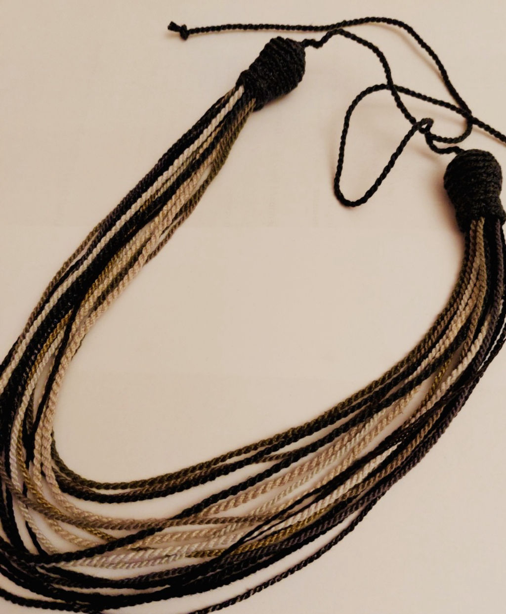 'Halsband (vinnare Kirsi Abrahamsson)', ett konstverk av Ulla S Persson