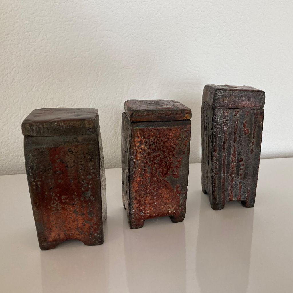 'Rakubrända burkar', ett konstverk av Tina Eriksson