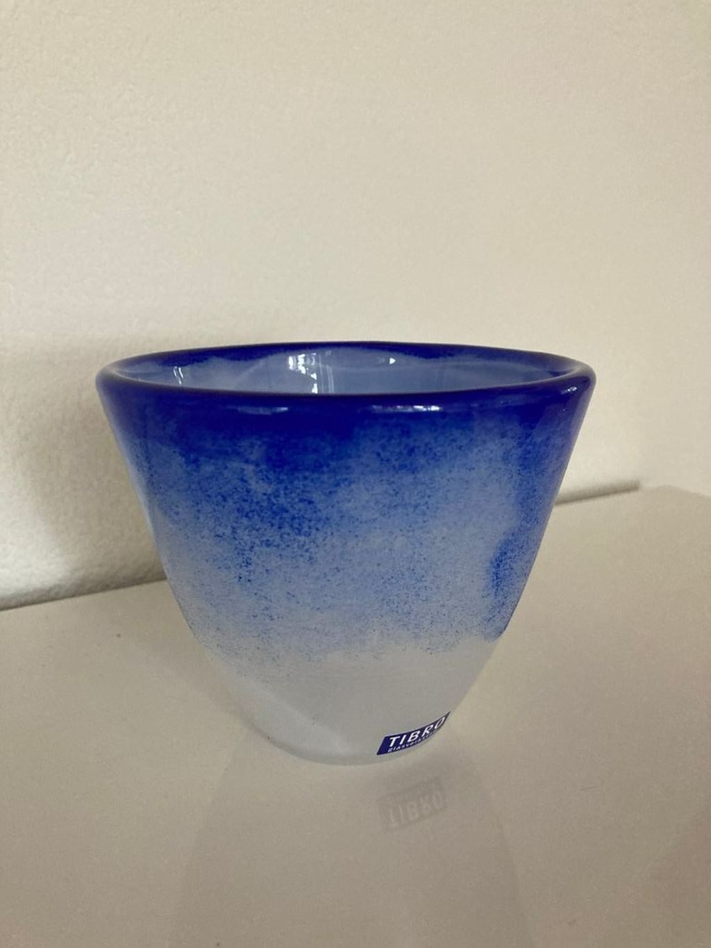'Liten blå skål', ett konstverk av Tibro glasverkstad