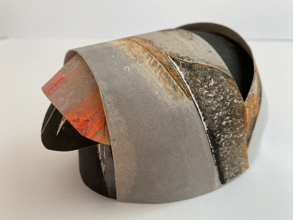 'Skarabé nr X', 2022, ett konstverk av Kersti Rågfelt Strandberg