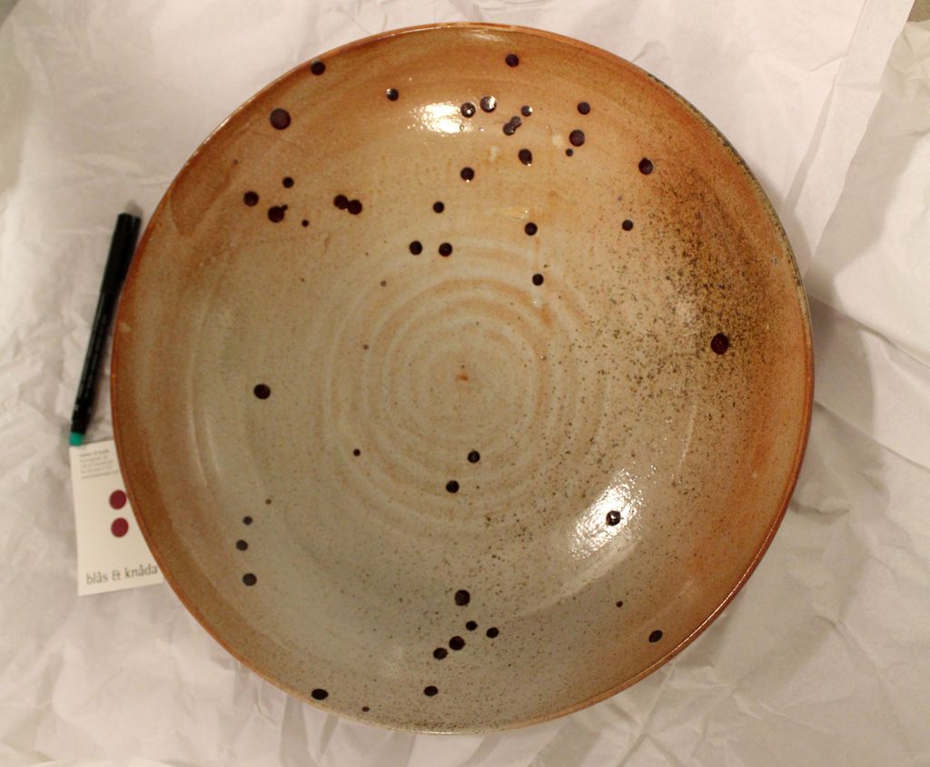 '9. Fat i keramik', ett konstverk av Stina Neander