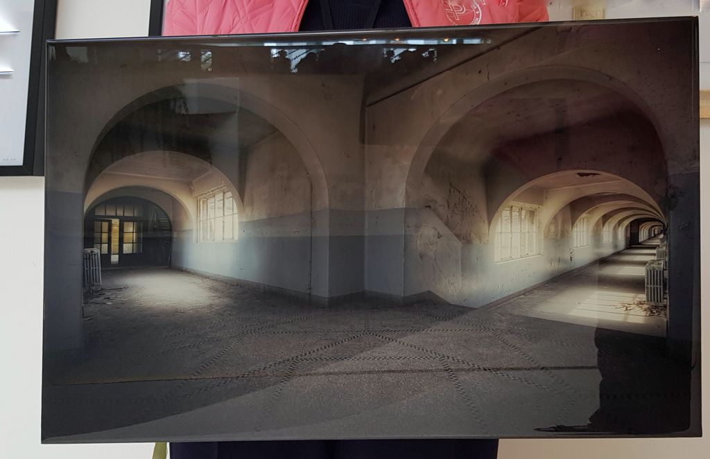 'FOTO - Skiljevägg', 2019, ett konstverk av CarArt