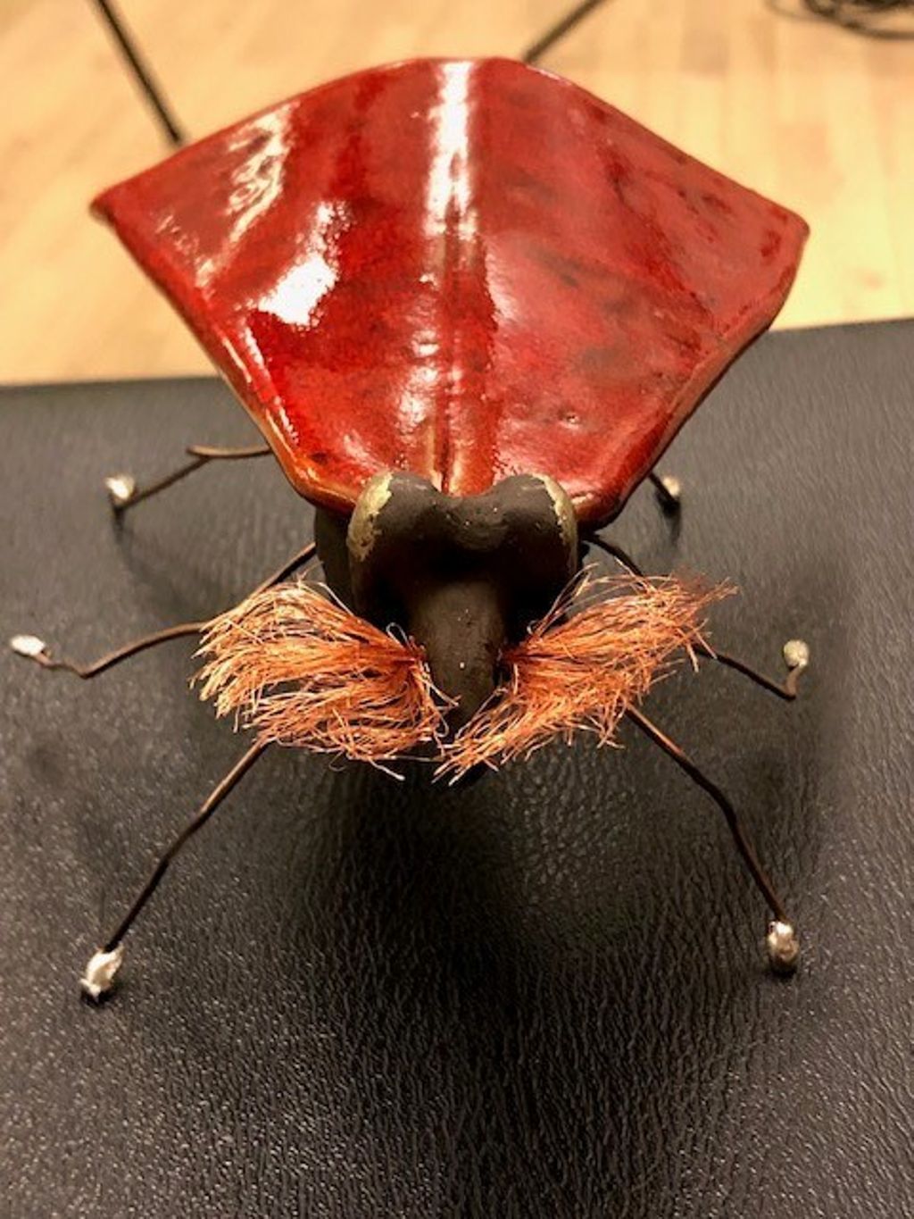 'Mustaschprydd bagge', ett konstverk av Elisabeth Jonsson