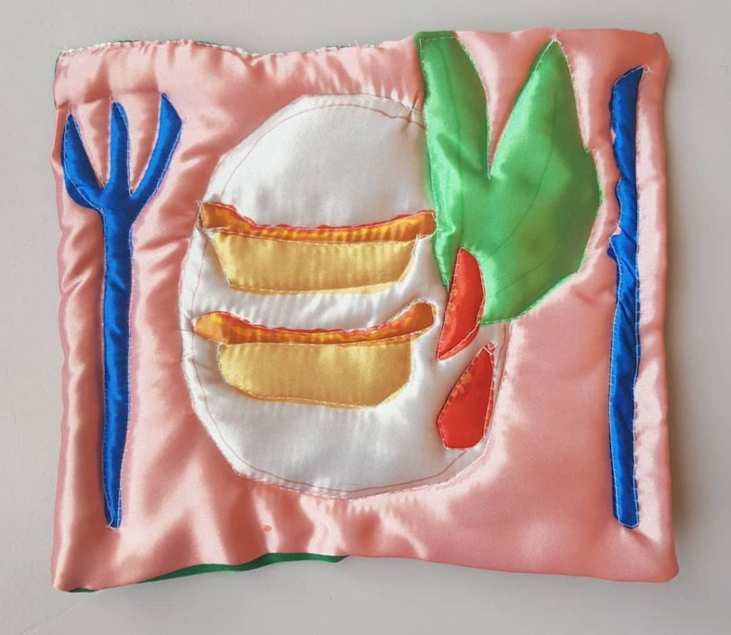 'KORV PÅ TALLRIK liten', 2021, ett konstverk av Sanne Lovén Rolén