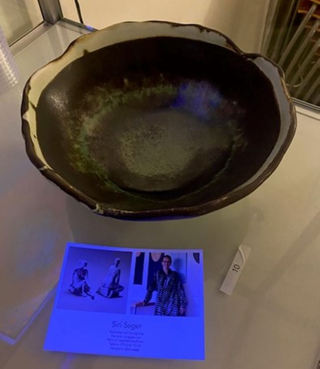 'Skål i stengods', ett konstverk av Siri Seger