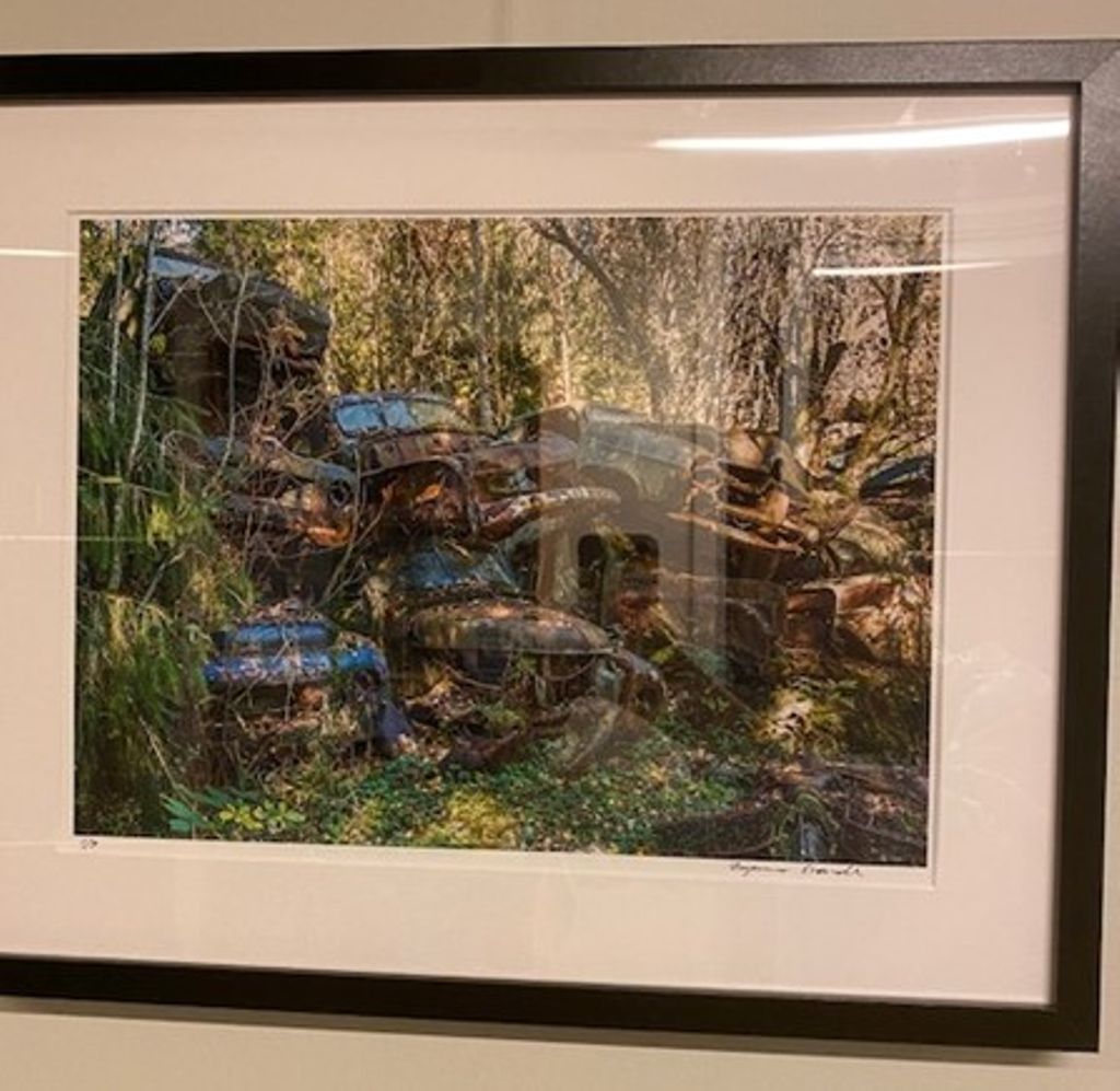 'Bilkyrkogård', 2020, ett konstverk av Ingemar Strandh