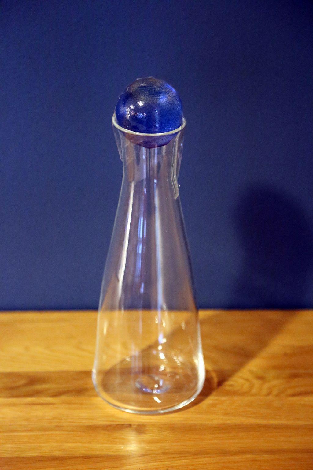 'Karaff med blå kula', 2021, ett konstverk av Katarina Löfström