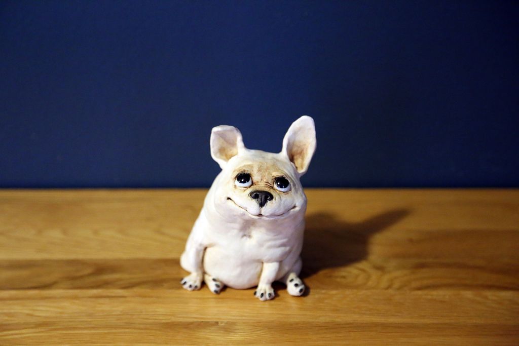 'Hund, liten', 2021, ett konstverk av Christina Rosén