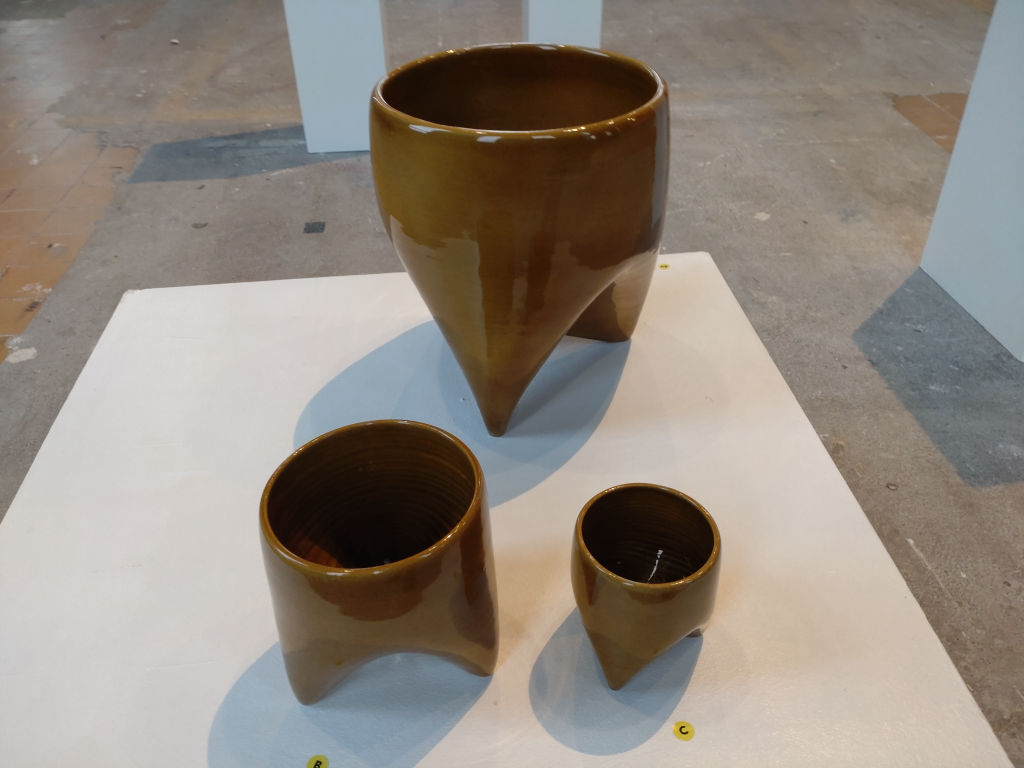 'Två trefot krukor', ett konstverk av Karin Esbjörnsson