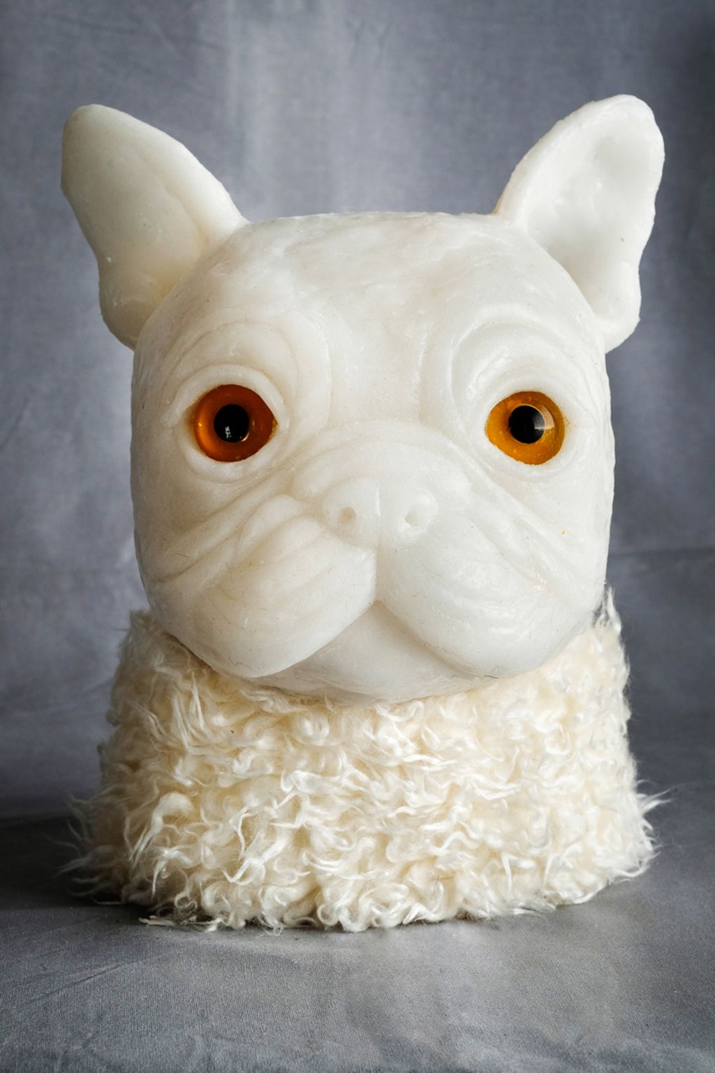 'Vit Bulldogg', 2017, ett konstverk av Hanna Beling