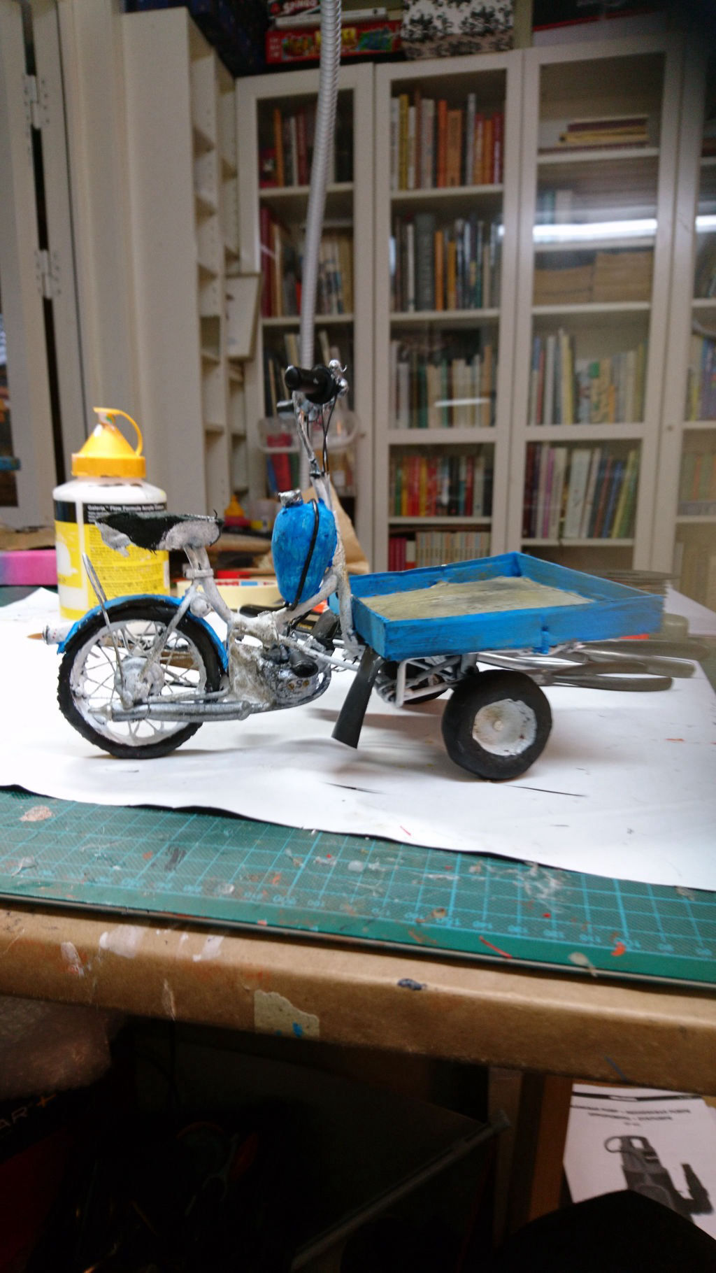 'Blåvit flakmoppe ', 2023, ett konstverk av Tomas Rydh