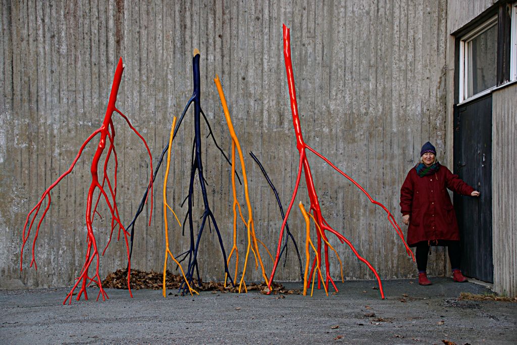 'Trädande. Röd. till höger, ca 3 m hög', ett konstverk av Olle Magnusson