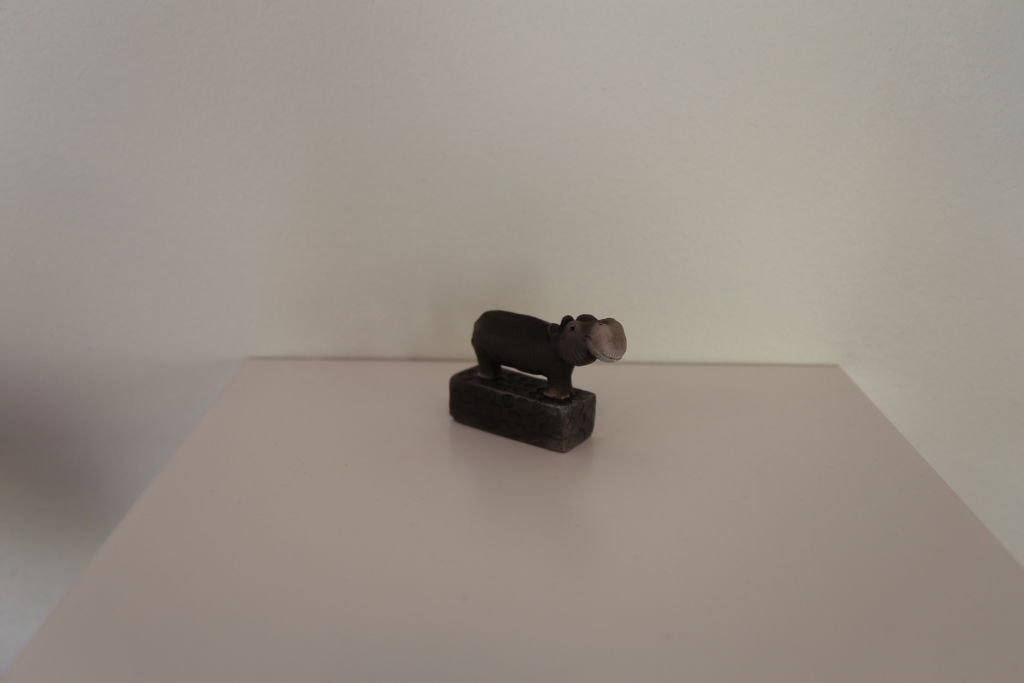 '22-07. Flodhäst', ett konstverk av Gunnel Skugghall