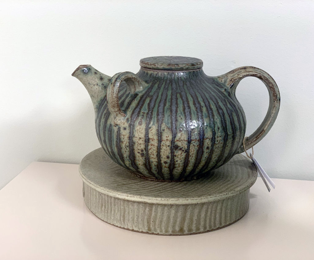 '22-13. Tekanna på fat', 2022, ett konstverk av Eva Bergvall