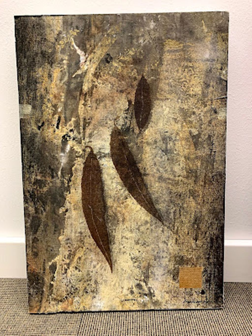 '2019 Stam med tre bruna blad, konstnär okänd', 2019, ett konstverk av Okänd