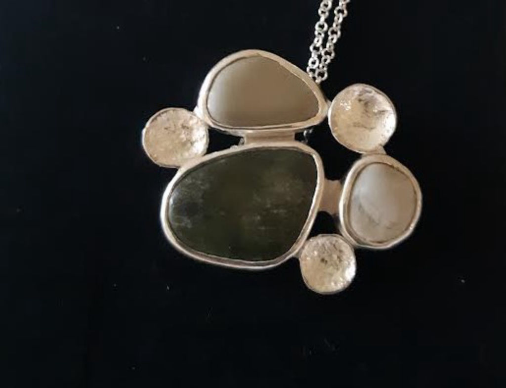 'Silversmycke stenar', ett konstverk av Dana Novikova