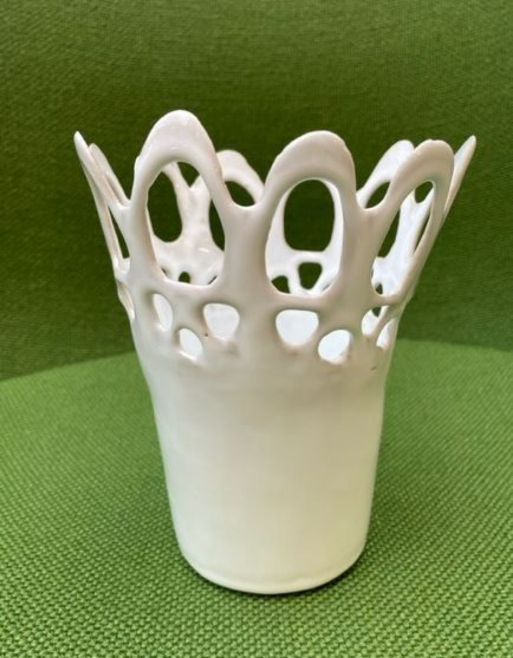 'Vas "Bågar och hål"-keramik', ett konstverk av Karin Meijer