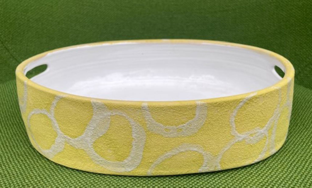 'Oval gul keramikform', ett konstverk av Meta Braconier