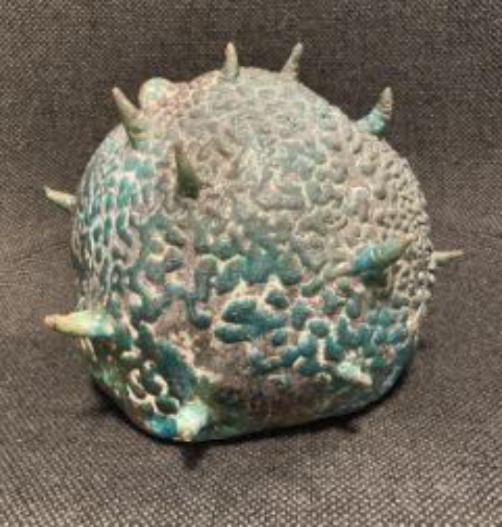 'Skulptur- Kastanj i keramik', ett konstverk av Lise Jörgensen