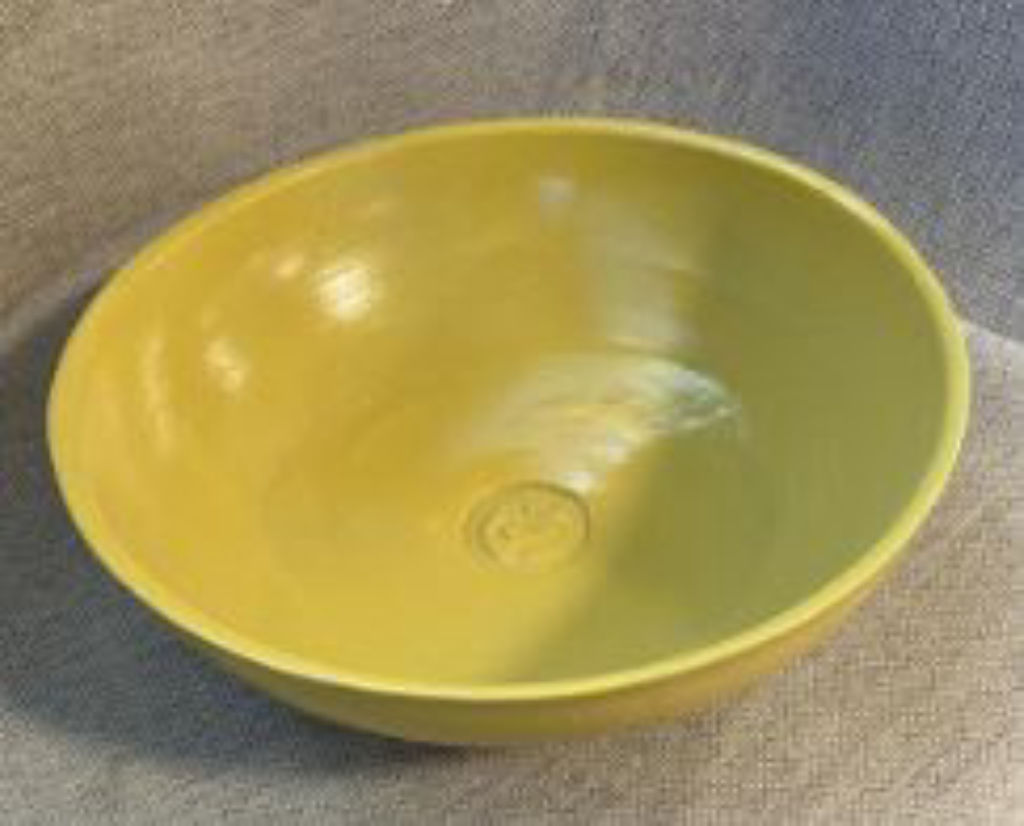 'Gul keramikskål ', ett konstverk av Lisbeth Wremby
