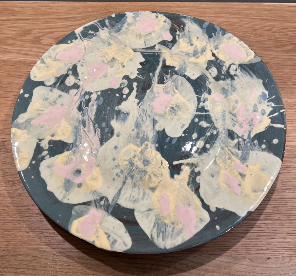 '17. Blommigt serveringsfat', ett konstverk av Åsa Jacobsson