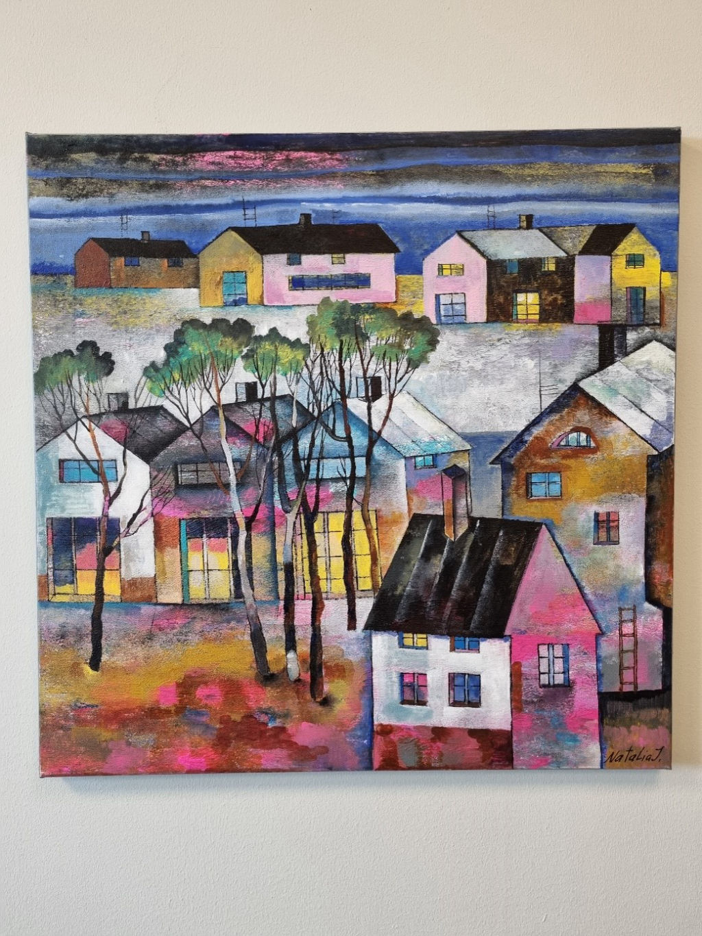 '43. Husen', 2022, ett konstverk av Natalia Johansson